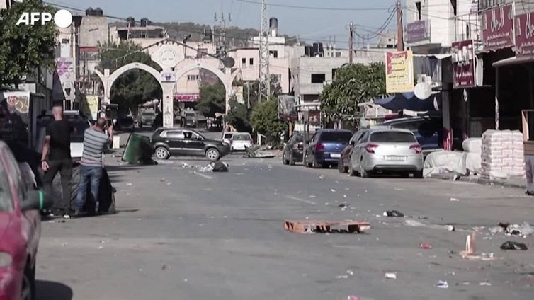 Cisgiordania, palestinesi lanciano pietre contro un bulldozer israeliano