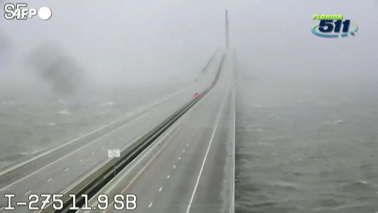 Florida, la forza dell'uragano Ian ripresa da una webcam sul Sunshine Skyway Bridge