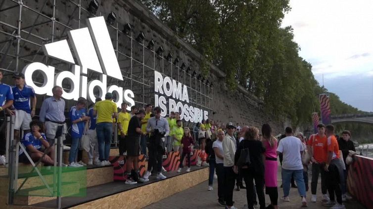 Concerto a sorpresa sul Tevere di Sangiovanni per l'adidas river football