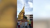 L'impressionante crollo dell'antica pagoda