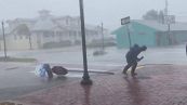 L'uragano fa paura: meteorologo travolto dal vento
