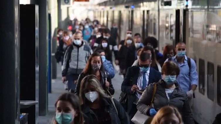 Mascherine in ospedale ma non su bus