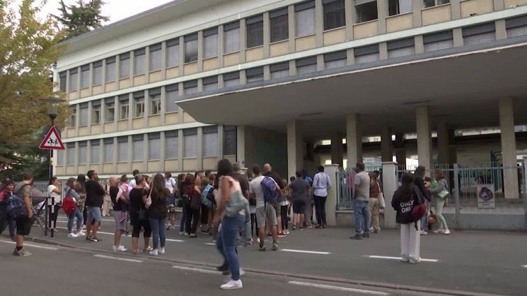 Incidenza Covid sale a 325, Rt torna a soglia allerta