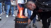 Rincari di gas e luce, bollette bruciate a Bologna davanti alla sede dell'Eni