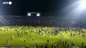 Indonesia, scontri allo stadio dopo una partita di calcio: almeno 182 morti