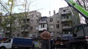 Ucraina, bombardamenti a Mykolaiv: tra i detriti e le macerie degli edifici distrutti