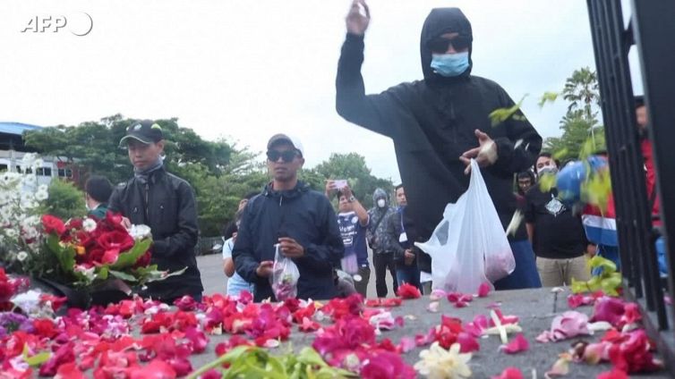 Scontri allo stadio in Indonesia, l'omaggio dei tifosi alle vittime