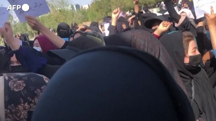 Afganistan, Talebani sparano in aria e picchiano donne che protestano