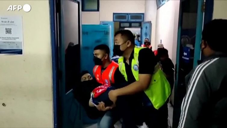 Strage nello stadio di Giava, almeno 125 muoiono nella calca