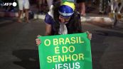 Elezioni Brasile, sostenitori di Bolsonaro pregano durante lo spoglio