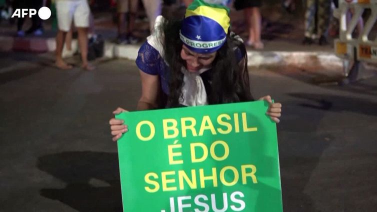 Elezioni Brasile, sostenitori di Bolsonaro pregano durante lo spoglio