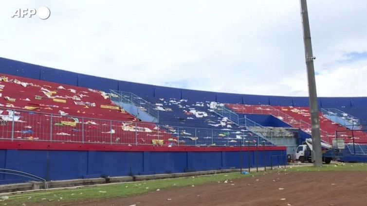 Indonesia: strage allo stadio, giocatori dell'Arema FC al memoriale improvvisato