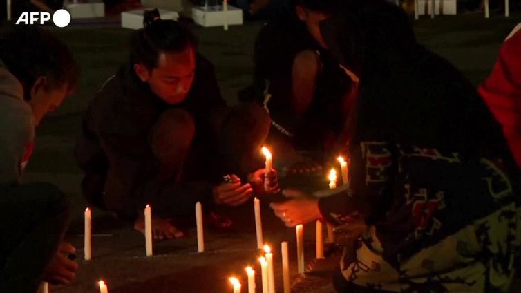 Indonesia, preghiera di massa per le vittime della calca mortale nello stadio