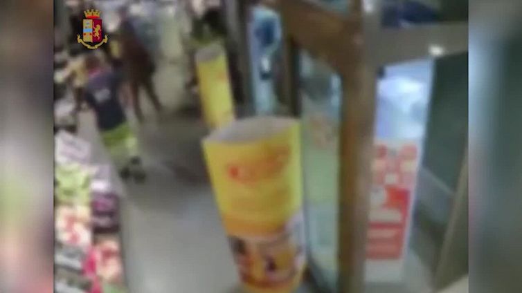 Milano, pistola alla tempia e Rolex rubato: presi i rapinatori