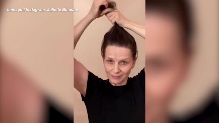 Mahsa Amini, attrici francesi si tagliano i capelli in solidarieta' con le donne iraniane
