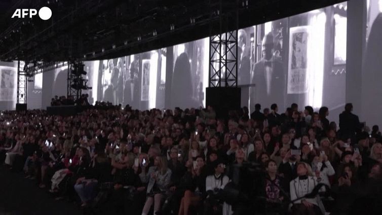 Chanel sfila a Parigi, la musa e' Kristen Stewart