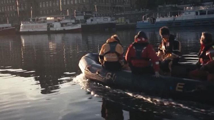 Praga: Greenpeace protesta sotto il Castello, sede del vertice europeo