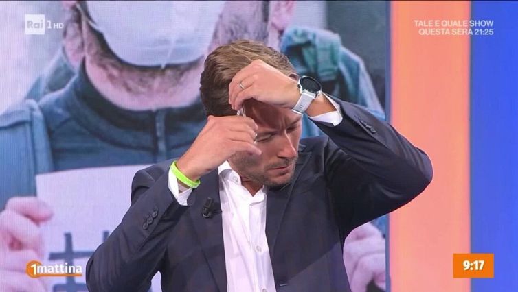 Massimiliano Ossini si taglia i capelli per le donne iraniane
