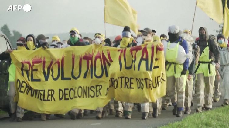 Belgio, "assedio" ambientalista al sito petrolifero della Total di Feluy