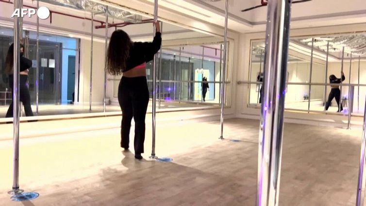Arabia Saudita, le donne sfidano i pregiudizi con la pole dance