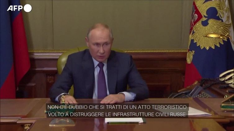 Ponte Crimea, Putin: "Servizi ucraini dietro l'esplosione, e' terrorismo"