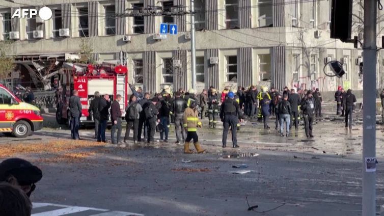 Ucraina, auto distrutte dall'attacco su Kiev