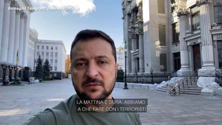 Ucraina, Zelensky: "Attaccati con decine di missili iraniani Shahid"
