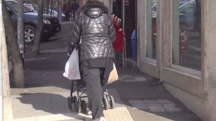 Cala il potere d'acquisto della famiglie, si usano i risparmi e boom per le app 'salva portafogli'