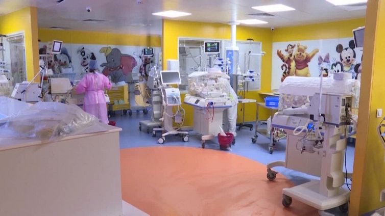 Mamme italiane 33enni,quasi tutti papa' in sala parto