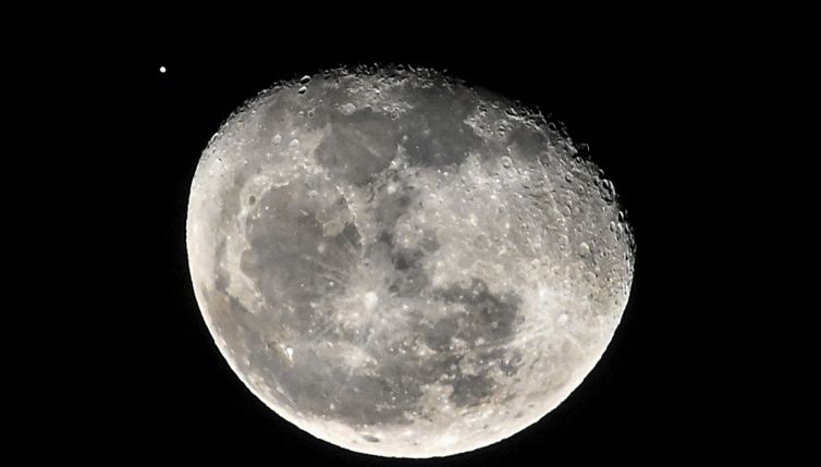 Il bacio della Luna a Marte: quando avverrà il romantico evento