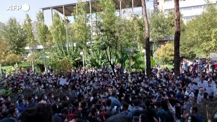 Iran: dopo gli studenti la protesta si estende anche al mondo del lavoro
