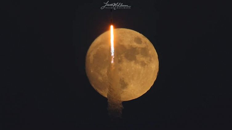 Il Falcon 9 trafigge la luna. Le immagini sono spettacolari