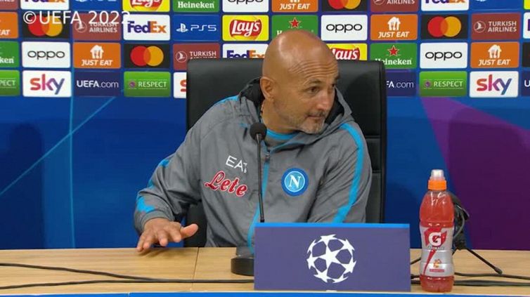 Champions League, Spalletti prova ad aprire un birra durante la conferenza stampa