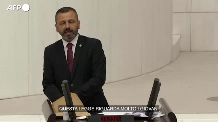 Turchia, deputato distrugge il cellulare per denunciare legge sulla "disinformazione"