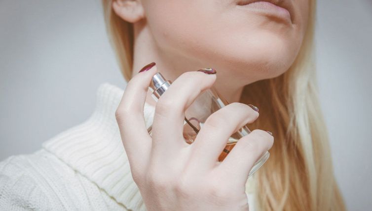 Il trucco per far durare i profumi di più, funziona davvero
