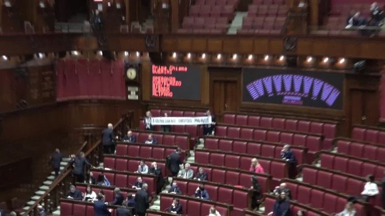 Camera, in Aula striscione anti Fontana: "No a presidente omofobo pro Putin"