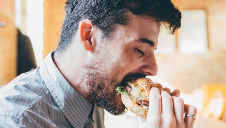 Il momento peggiore per mangiare la sera: la scoperta