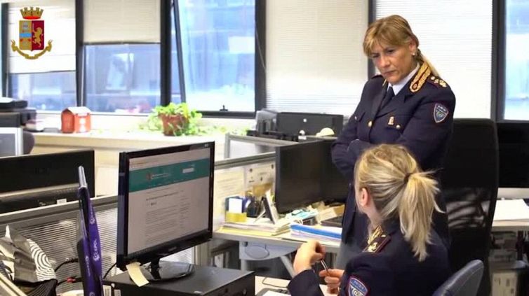 Compie abusi sessuali sulla figlia di 2 anni e li filma per i pedofili: arrestato 33enne romano