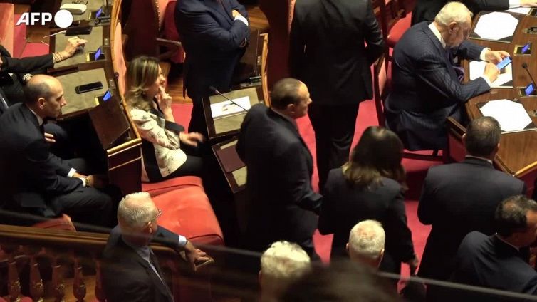 Scontro Berlusconi-Meloni. Lei: "non sono ricattabile"