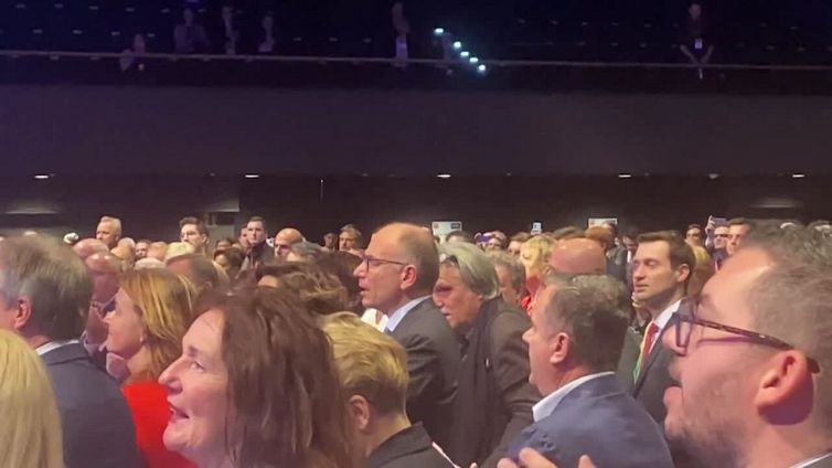 Letta, Borrell, Scholz e i leader del Pse cantano "Bella ciao"