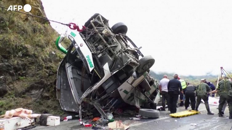 Colombia, pullman ribaltato in autostrada: polizia e soccorsi sul luogo dell'incidente