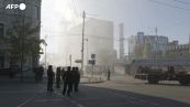 Ucraina, "droni kamikaze" colpiscono Kiev: pompieri al lavoro per domare le fiamme