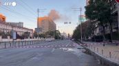 Ucraina, Kiev bombardata con droni kamikaze: a fuoco un edificio colpito dall'attacco