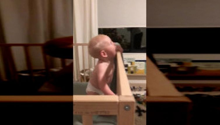 Bimbo vede il padre 'sbarbato': la reazione è imperdibile