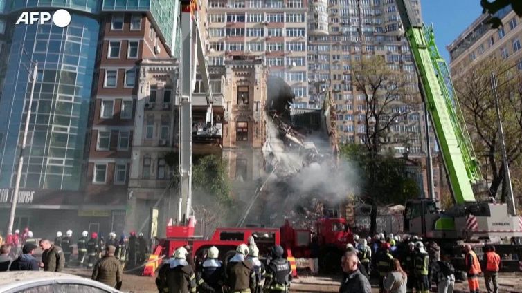 Ucraina, Kiev colpita da droni kamikaze: soccorsi al lavoro