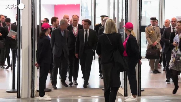 Francia, Macron in visita al Motor Show di Parigi