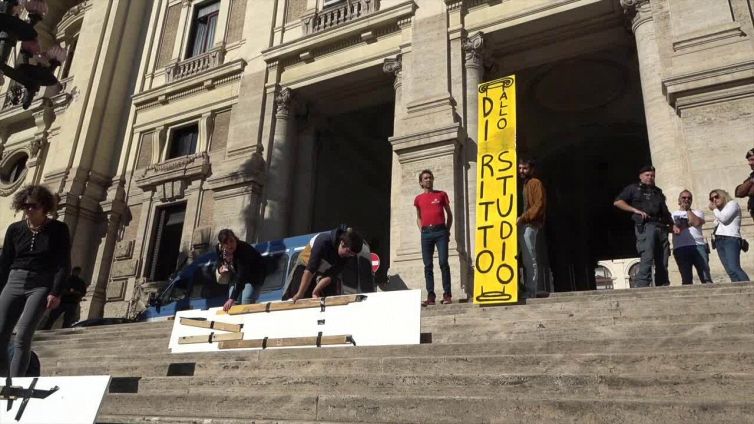 Scuola: "Il nuovo governo ci ascolti, le scuole cadono a pezzi e la salute mentale e' a rischio"