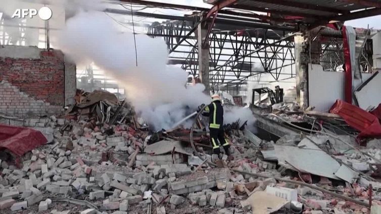 Ucraina, vigili del fuoco al lavoro dopo l'attacco russo a Kharkiv