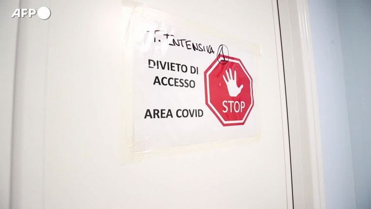 Salgono ancora ricoveri e morti, spunta variante XXB