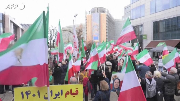 Vertice Ue a Bruxelles, manifestanti contro il regime iraniano